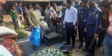 জয়পুরহাটে ম্যাজিস্ট্রেট দেখে দাম কমলো বেগুন – আদার 