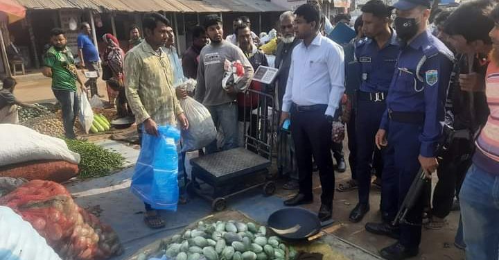 জয়পুরহাটে ম্যাজিস্ট্রেট দেখে দাম কমলো বেগুন – আদার