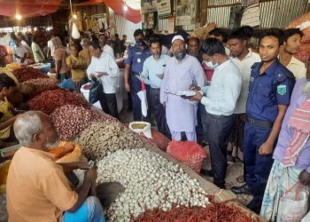 জয়পুরহাটে বাজার স্থিতিশীল রাখতে ভ্রাম্যমাণ আদালতের অভিযান