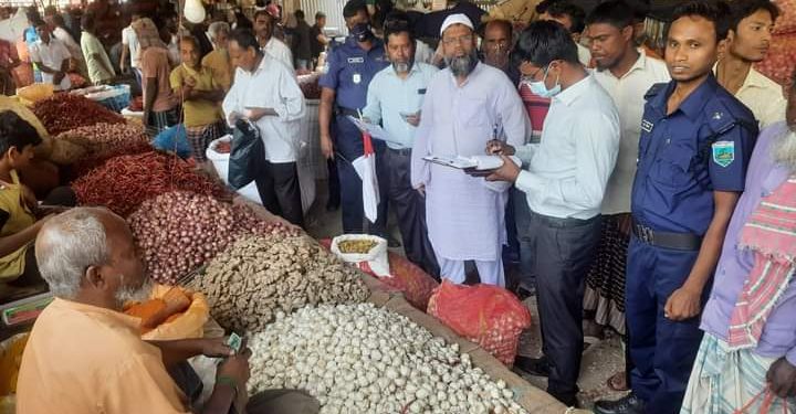 জয়পুরহাটে বাজার স্থিতিশীল রাখতে ভ্রাম্যমাণ আদালতের অভিযান