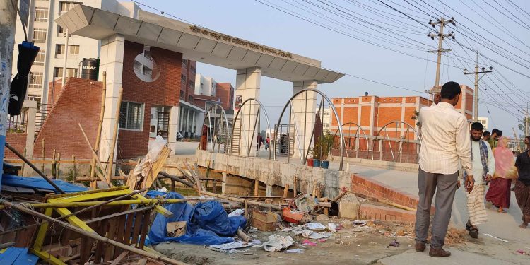 শিয়ালকোলে গুড়িয়ে দেওয়া হলো অবৈধ স্থাপনা