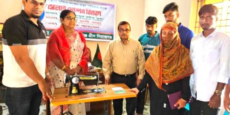 অস্বচ্ছল পরিবারের মাঝে স্বচ্ছলতা ফেরাতে ক্লিন সিরাজগঞ্জ গ্রীন সিরাজগঞ্জের সেলাই মেশিন বিতরন
