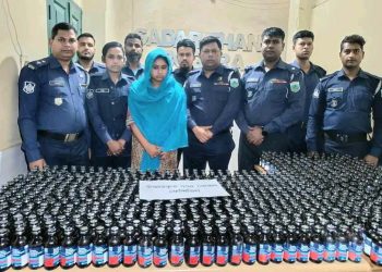 বগুড়ায় ৭৭৫ বোতল ফেন্সিডিলসহ নারী মাদক ব্যবসায়ী গ্রেফতার- ০১ 
