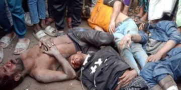 ছিনতাইয়ের অভিযোগে ৪ জনকে গণধোলাই