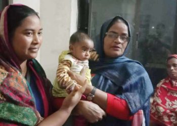 অভাবের তারনায় শিশুকে রাস্তায় ফেলে গেলেন মা। 