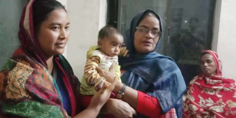 অভাবের তারনায় শিশুকে রাস্তায় ফেলে গেলেন মা।