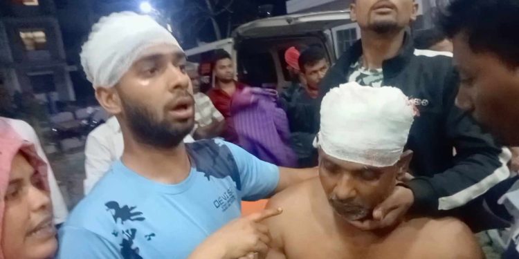 নড়াইলের লোহাগড়ায় পিতা ও পুত্র কে কুপিয়ে জখম করেছে দূবৃত্তরা আটক -২