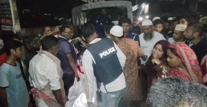 স্বামীকে কুপিয়ে হত্যা করে থানায় আত্মসমর্পণ স্ত্রীর।