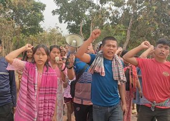 বাঘাইহাট বাজারে ঠ্যাঙাড়ে সন্ত্রাসীদের অবস্থানের খবরে তাৎক্ষণিকভাবে বিক্ষোভ করেছে এলাকাবাসি