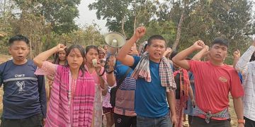 বাঘাইহাট বাজারে ঠ্যাঙাড়ে সন্ত্রাসীদের অবস্থানের খবরে তাৎক্ষণিকভাবে বিক্ষোভ করেছে এলাকাবাসি