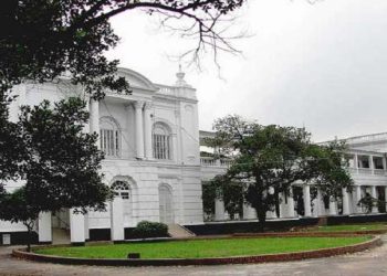 সব আবাসিক এলাকায় রেস্টুরেন্ট বন্ধ চেয়ে রিট।