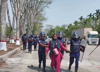 বাগেরহাট মোংলায় শ্রমিক ছাটাইয়ের প্রতিবাদে শ্রমিক পুলিশ সংঘর্ষ