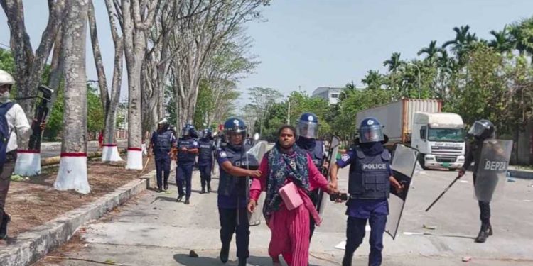 বাগেরহাট মোংলায় শ্রমিক ছাটাইয়ের প্রতিবাদে শ্রমিক পুলিশ সংঘর্ষ