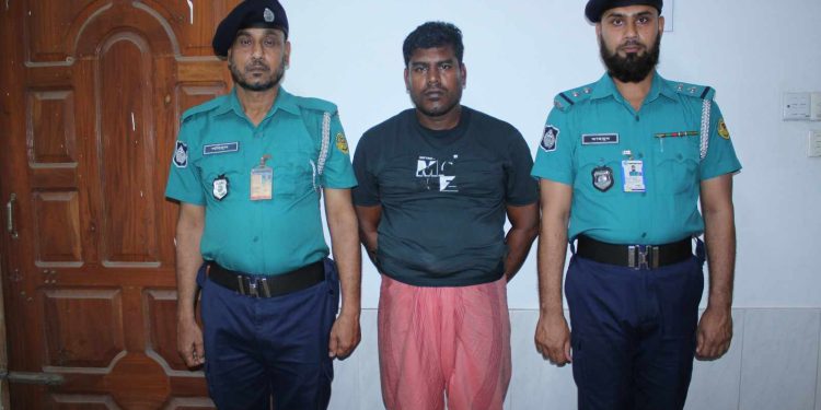 হরিণটানা থানা পুলিশের অভিযানে চোরাই নগদ টাকা সহ আটক ১