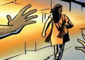 প্রেম না ইভটিজিং! ছোনগাছায় ২ কিশোরকে গণধোলাই দিয়ে পুলিশে সোপর্দ, এলাকায় উত্তেজনা