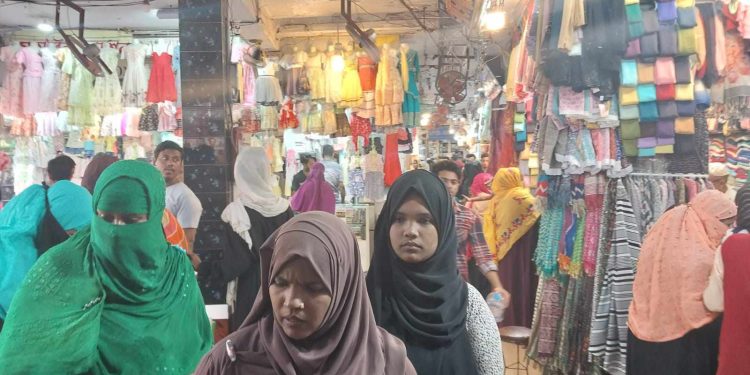 রোজার ক্লান্তি আর ভ্যাপসা গরম উপেক্ষা করে খুলনায় জমে উঠেছে ঈদের কেনাকাটা!
