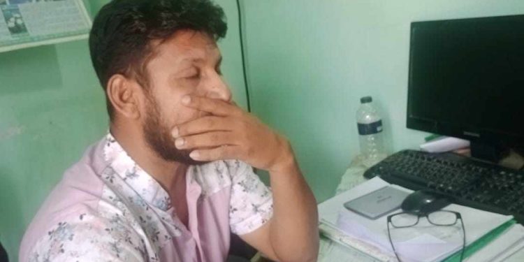 লোহাগড়া পৌরসভার কার্য সহকারী স্বঘোষিত ইন্জিনিয়ার বিরুদ্ধে নানা অনিয়মের অভিযোগ।