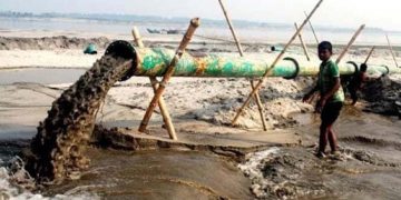 প্রকাশ্যে চলছে অবৈধভাবে মাটি কাটা ও বালু তোলার ধুম