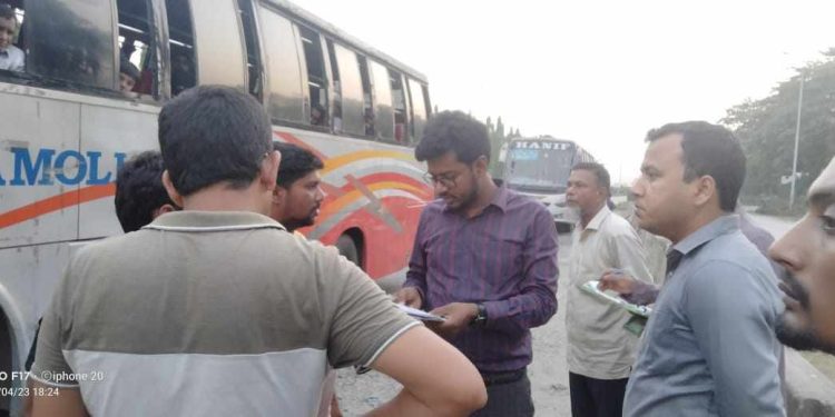 সিরাজগঞ্জে বিআরটিএ এর যৌথ অভিযানে ফিটনেসবিহীন গাড়ি আটক ও জরিমানা আদায়