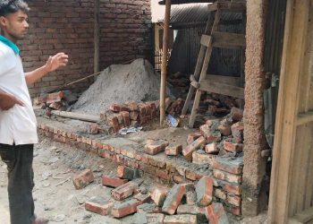 ঠাকুরগাঁওয়ে অবৈধ দোকান ঘর উচ্ছেদ করলেন এসিল্যান্ড