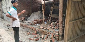 ঠাকুরগাঁওয়ে অবৈধ দোকান ঘর উচ্ছেদ করলেন এসিল্যান্ড