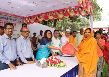 টাঙ্গাইলে আশ্রয়ণ প্রকল্পের বাসিন্দাদের মাঝে প্রধানমন্ত্রীর ঈদ উপহার বিতরণ