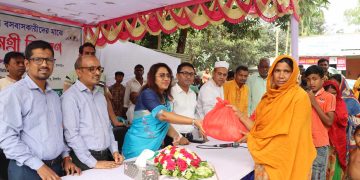 টাঙ্গাইলে আশ্রয়ণ প্রকল্পের বাসিন্দাদের মাঝে প্রধানমন্ত্রীর ঈদ উপহার বিতরণ