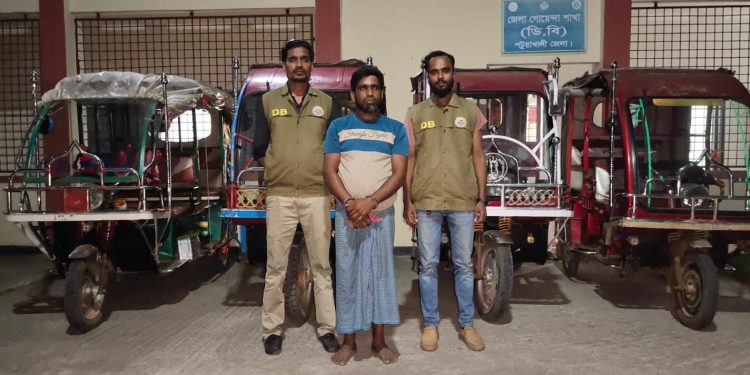 পটুয়াখালীতে অটোরিকশা উদ্ধার, চোর চক্রের হোতা আটক 