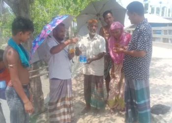 পথচারী ও দিনমজুরদের বিশুদ্ধ পানি দিলেন সাংবাদিক তুহিন ।