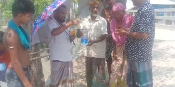 পথচারী ও দিনমজুরদের বিশুদ্ধ পানি দিলেন সাংবাদিক তুহিন ।