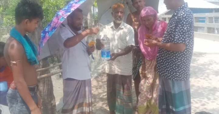 পথচারী ও দিনমজুরদের বিশুদ্ধ পানি দিলেন সাংবাদিক তুহিন ।