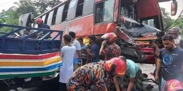 ফরিদপুরে মহাসড়কে বাস ও পিকআপ ভ্যানের সঙ্গে সংঘর্ষে ১১ জন নিহত