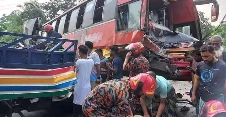 ফরিদপুরে মহাসড়কে বাস ও পিকআপ ভ্যানের সঙ্গে সংঘর্ষে ১১ জন নিহত