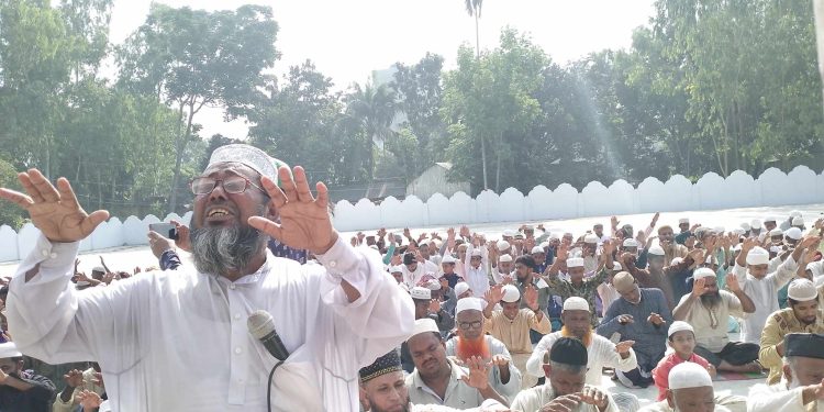 বেড়ায় তাপপ্রবাহের মাঝে বৃষ্টি প্রার্থনায় ইসতিসকার নামাজ আদায়