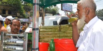 বগুড়ায় গরমে কদর বেড়েছে আখের রস ও শরবতের