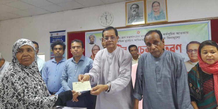 বাউফলে ঢেউটিন বিতরণ