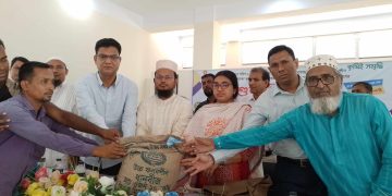 নওগাঁর সাপাহারে ক্ষুদ্র ও প্রান্তিক কৃষকদের মাঝে বিনামূল্যে বীজ ও রাসায়নিক সার বিতরণ।
