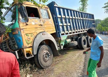 খুলনা- মোংলা মহাসড়কের সড়ক দূর্ঘটনায় ৩ ভ্যান যাত্রী নিহত।