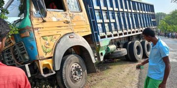 খুলনা- মোংলা মহাসড়কের সড়ক দূর্ঘটনায় ৩ ভ্যান যাত্রী নিহত।