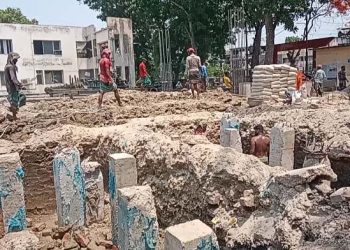 ফরিদপুরে হাসপাতাল ভবন নির্মাণ কাজে অনিয়ম, ঠিকাদার বল্লেন   কাজে অনিয়ম হবেই ।