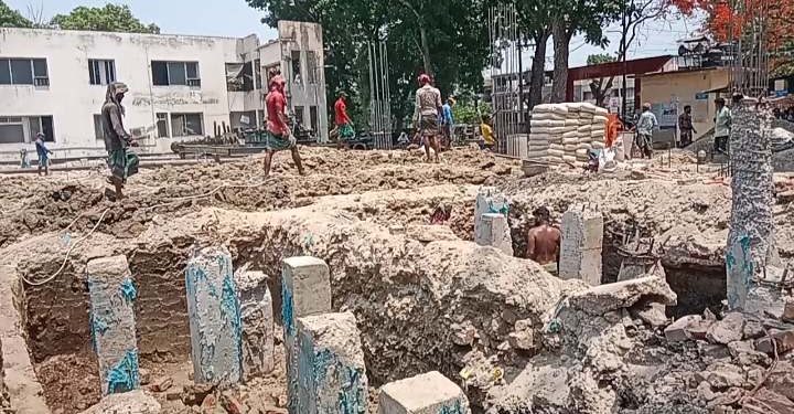 ফরিদপুরে হাসপাতাল ভবন নির্মাণ কাজে অনিয়ম, ঠিকাদার বল্লেন কাজে অনিয়ম হবেই ।
