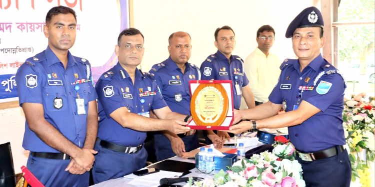 টাঙ্গাইলে সেরা ওসি নির্বাচিত হলেন আহসান উল্লাহ্, পেলেন শ্রেষ্ঠ সম্মাননা পুরস্কার