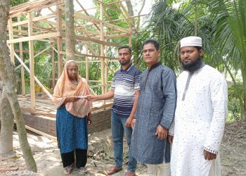 ডাসার উপজেলা প্রশাসনের পক্ষ থেকে অসহায় হায়াতন নেছা’কে নগদ অর্থ প্রদান