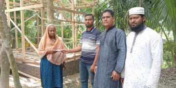 ডাসার উপজেলা প্রশাসনের পক্ষ থেকে অসহায় হায়াতন নেছা’কে নগদ অর্থ প্রদান