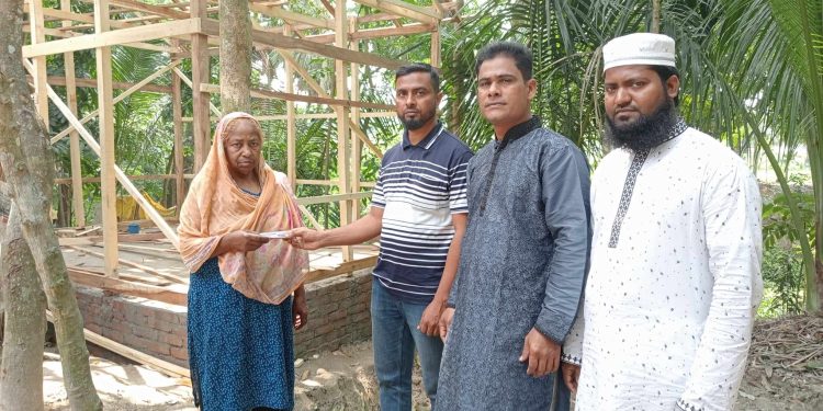 ডাসার উপজেলা প্রশাসনের পক্ষ থেকে অসহায় হায়াতন নেছা’কে নগদ অর্থ প্রদান