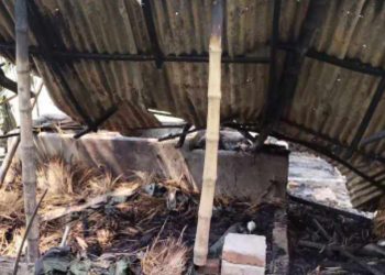 ঝিনাইদহে আগুনে পুড়ে সর্বস্ব হারিয়ে পথে পথে ঘুরছেন কৃষক আবু বক্কর।