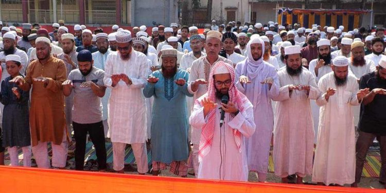 ঝিনাইদহে বৃষ্টির জন্য কান্নাকাটি করে নামাজ আদায়