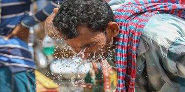 তীব্র গরমে অতিষ্ট বেড়া বাসী, কর্মক্ষেত্রে বিরূপ প্রভাব