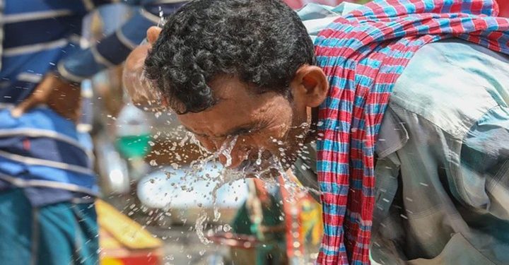 তীব্র গরমে অতিষ্ট বেড়া বাসী, কর্মক্ষেত্রে বিরূপ প্রভাব