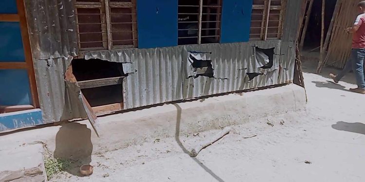 নড়াগাতীতে আধিপত্য বিস্তারকে কেন্দ্র করে মধ্য যুগীয় কায়দায় বাড়ীঘর ভাংচুর, থানায় এজাহার দায়ের